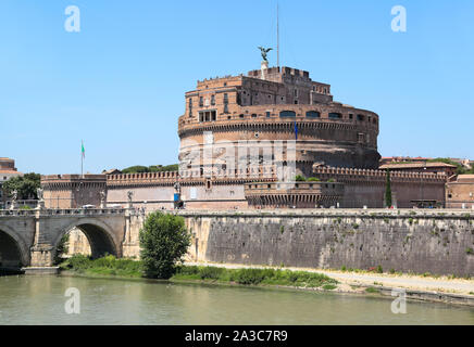 Castel Sant'Angelo sul fiume Tevere, originariamente costruito dall'imperatore Adriano come suo mausoleo, Roma - Italia Foto Stock