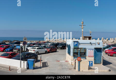 Rethimno, Creta, Grecia. Settembre 2019. Una panoramica di un parcheggio auto sul lungomare della città di RETHIMNO, CRETA Foto Stock