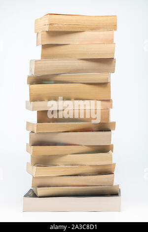 Una pila di libri in brossura Foto Stock