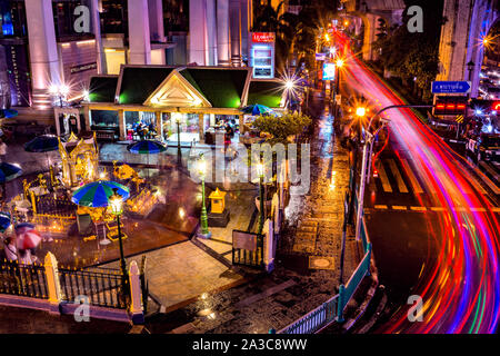 Il Santuario di Erawan Bangkok in Thailandia. Di notte con una straordinaria esposizione a lungo sentieri di luce dal classico traffico di Bangkok. Antenna di splendida ampia Shot Foto Stock