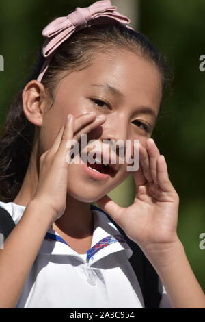 Una ragazza studente parlando Foto Stock