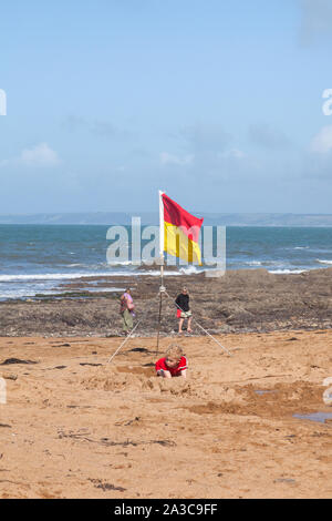 Bagnini zona piscina bandiera, Esterno speranza Cove, Mouthwell sands beach, Kingsbridge, Devon, Inghilterra, Regno Unito. Foto Stock