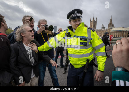 Estinzione della ribellione manifestanti lotta per impedire la loro van attrezzatura essendo confiscati dalla polizia nel corso di una occupazione di Westminster Bridge. Il attivisti ambientali iniziano due settimane di nuova ondata di azione di protesta causando interruzioni presso i siti principali di Londra incluso Westminster Bridge, Lambeth Bridge, Trafalgar Square, il Parlamento aree e Smithfield Market nonché di numerosi blocchi stradali. La Metropolitan Police hanno confermato oltre 1500 arresti per data. Londra, Regno Unito. Foto Stock