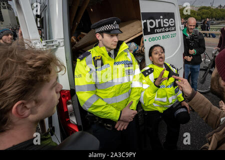 Estinzione della ribellione manifestanti lotta per impedire la loro van attrezzatura essendo confiscati dalla polizia nel corso di una occupazione di Westminster Bridge. Il attivisti ambientali iniziano due settimane di nuova ondata di azione di protesta causando interruzioni presso i siti principali di Londra incluso Westminster Bridge, Lambeth Bridge, Trafalgar Square, il Parlamento aree e Smithfield Market nonché di numerosi blocchi stradali. La Metropolitan Police hanno confermato oltre 1500 arresti per data. Londra, Regno Unito. Foto Stock