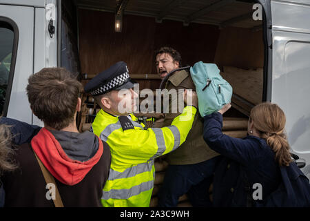 Estinzione della ribellione manifestanti lotta per impedire la loro van attrezzatura essendo confiscati dalla polizia nel corso di una occupazione di Westminster Bridge. Il attivisti ambientali iniziano due settimane di nuova ondata di azione di protesta causando interruzioni presso i siti principali di Londra incluso Westminster Bridge, Lambeth Bridge, Trafalgar Square, il Parlamento aree e Smithfield Market nonché di numerosi blocchi stradali. La Metropolitan Police hanno confermato oltre 1500 arresti per data. Londra, Regno Unito. Foto Stock