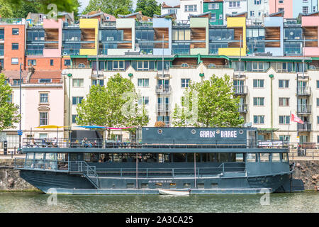 Visto lungo il porto di Bristol REGNO UNITO. Chiatta di granella è un Pub flottante, uno di The Guardian Papers top 50 con le colorate case di legno di Clifton. Foto Stock