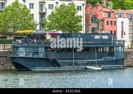 Visto lungo il porto di Bristol REGNO UNITO. Chiatta di granella è un Pub flottante, uno di The Guardian Papers top 50 con le colorate case di legno di Clifton. Foto Stock