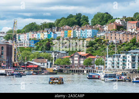 Case colorate di fronte al porto di Hotwells a Bristol, Inghilterra, Regno Unito Foto Stock