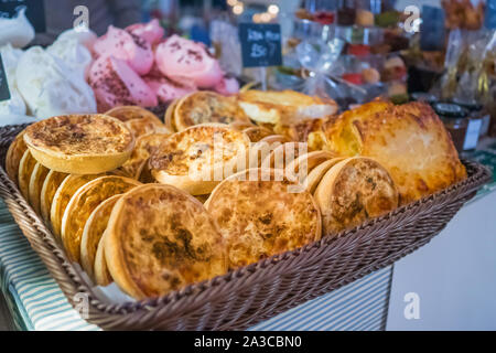 Freschi e deliziosi torte con il formaggio e la carne sul contatore di prodotti da forno Foto Stock