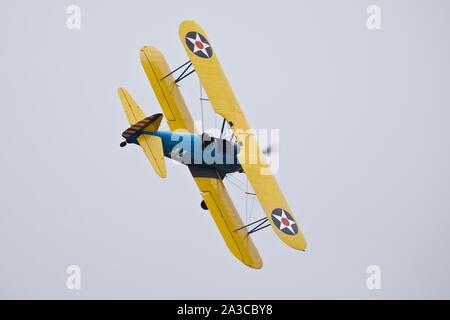 Noioso PT-13B Modello Stearman 75 / Kaydet airborne nella battaglia di airshow di Gran Bretagna all'IWM Duxford sull'22 settembre 2019 Foto Stock