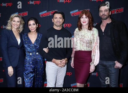 NEW YORK, NY- 06 ottobre: Madchen Amick, Marisol Nichols, Mark Consurlos, Molly Ringwald, al New York Comic Con 2019 press room per CW's Riverdale al Javits Center di New York City il 6 ottobre 2019. Credito: RW/MediaPunch Foto Stock