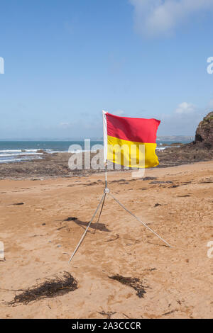 Bagnini zona piscina bandiera, Esterno speranza Cove, Mouthwell sands beach, Kingsbridge, Devon, Inghilterra, Regno Unito. Foto Stock