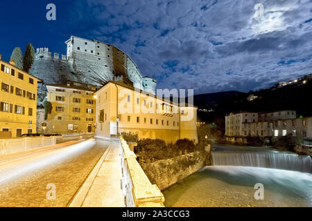 Il castello di Rovereto in una notte di luna piena. Rovereto, provincia di Trento, Trentino Alto Adige, Italia, Europa. Foto Stock