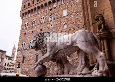 Scultura di leone in marmo nella galleria di sculture all'aperto della Loggia dei Lanzi a Firenze, di fronte alla sala romanica di Palazzo Vecchio. Foto Stock