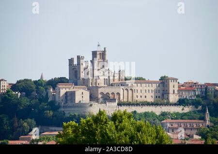 Una vista di Beziers Cattedrale da Fonserannes blocca in Francia Foto Stock