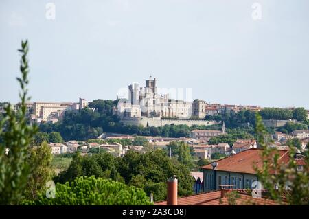 Una vista di Beziers Cattedrale da Fonserannes blocca in Francia Foto Stock