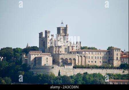 Una vista di Beziers Cattedrale da Fonserannes blocca in Francia Foto Stock