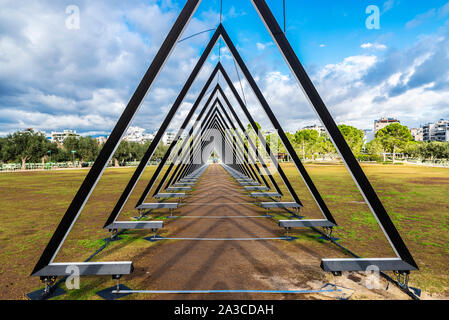 Athens, Grecia - 1 Gennaio 2019: installazioni artistiche nel parco di Stavros Niarchos Fondazione Centro Culturale (SNFCC), in Atene, Grecia Foto Stock