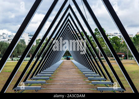 Athens, Grecia - 1 Gennaio 2019: installazioni artistiche nel parco di Stavros Niarchos Fondazione Centro Culturale (SNFCC), in Atene, Grecia Foto Stock