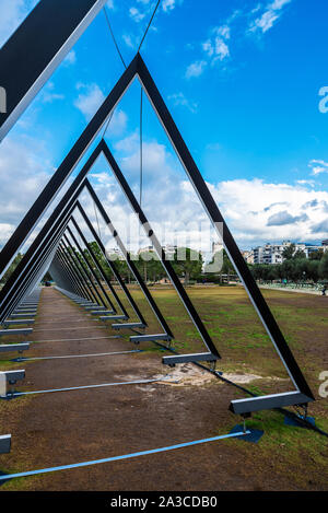 Athens, Grecia - 1 Gennaio 2019: installazioni artistiche nel parco di Stavros Niarchos Fondazione Centro Culturale (SNFCC), in Atene, Grecia Foto Stock