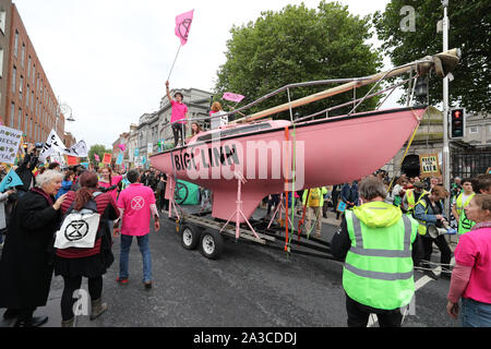 Manifestanti park una barca al di fuori di Leinster House durante una ribellione di estinzione (XR) dimostrazione a Dublino, Irlanda. Foto Stock