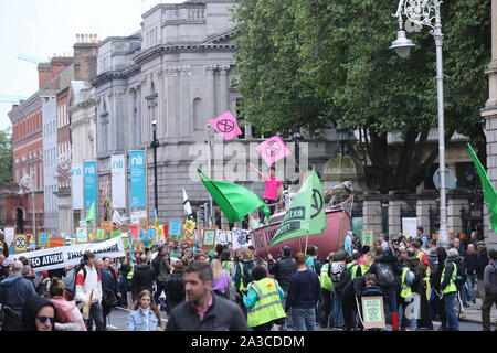Manifestanti park una barca al di fuori di Leinster House durante una ribellione di estinzione (XR) dimostrazione a Dublino, Irlanda. Foto Stock