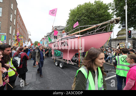 Manifestanti park una barca al di fuori di Leinster House durante una ribellione di estinzione (XR) dimostrazione a Dublino, Irlanda. Foto Stock