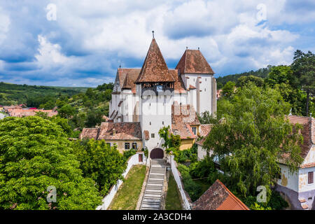 Vista aerea di Bazna chiesa fortificata. Punto di riferimento sassoni di Transilvania, Romania. Foto Stock