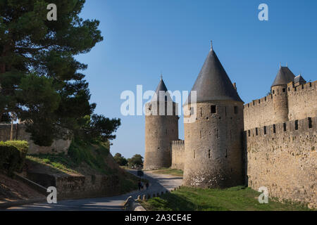 Carcassonne, Francia, la Cite è la cittadella medievale, un ben conservato di città murata e una delle più popolari destinazioni turistiche in Francia Foto Stock