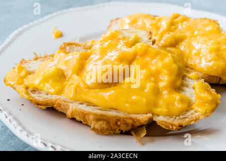Uova strapazzate con croissant. Stile cremosa per la prima colazione. Foto Stock