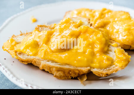 Uova strapazzate con croissant. Stile cremosa per la prima colazione. Foto Stock