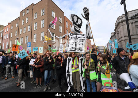 I dimostranti fuori Leinster House durante una ribellione di estinzione (XR) dimostrazione a Dublino, Irlanda. Foto Stock