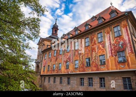 Medieval Altes Rathaus (antico municipio) decorato con affreschi sull isola presso il fiume Regnitz, Bamberg, Baviera, Germania, Europa. Bamberg è uno dei mo Foto Stock