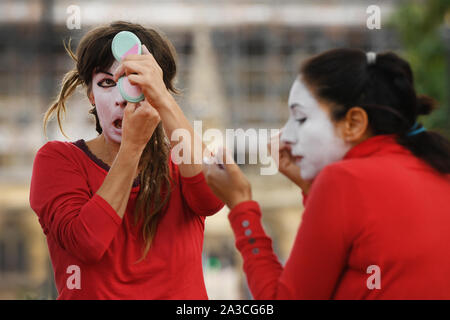 Membri del 'Rosso Brigata" entrare in costume e applicare il make-up per un'estinzione della ribellione protesta in Westminster, Londra. Foto Stock