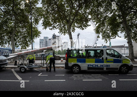 La polizia grippare un modello di copia di un missile Trident sul Victoria Embankment cui estinzione della ribellione manifestanti ha tentato di inserire nella parte anteriore del Ministero Difesa edificio. Il attivisti ambientali iniziano due settimane di nuova ondata di azione di protesta causando interruzioni presso i siti principali di Londra incluso Westminster Bridge, Lambeth Bridge, Trafalgar Square, il Parlamento aree e Smithfield Market nonché di numerosi blocchi stradali. La Metropolitan Police hanno confermato oltre 1500 arresti per data. Londra, Regno Unito. Foto Stock