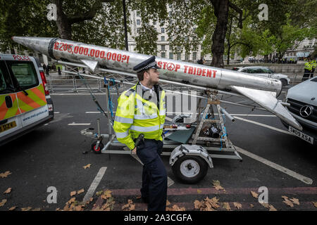 La polizia grippare un modello di copia di un missile Trident sul Victoria Embankment cui estinzione della ribellione manifestanti ha tentato di inserire nella parte anteriore del Ministero Difesa edificio. Il attivisti ambientali iniziano due settimane di nuova ondata di azione di protesta causando interruzioni presso i siti principali di Londra incluso Westminster Bridge, Lambeth Bridge, Trafalgar Square, il Parlamento aree e Smithfield Market nonché di numerosi blocchi stradali. La Metropolitan Police hanno confermato oltre 1500 arresti per data. Londra, Regno Unito. Foto Stock