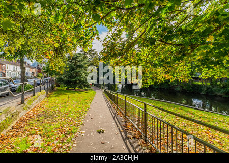 Waterside percorso lungo il fiume Wensum nella città di Norwich Foto Stock