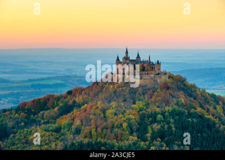 Burg Hohenzollern Castello al tramonto, Bisingen, Baden-Württemberg, Germania Foto Stock