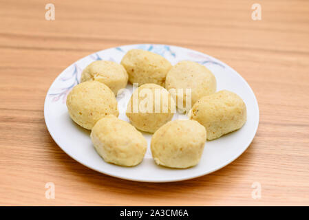 Tradizionale pane azzimo kneidlach a sfera per la minestra.Bianco platel con autentica matzo sfera per il gusto di pollo zuppa calda bouillon tradizione alimentare ebraica per la Pasqua e ogni giorno. Foto Stock