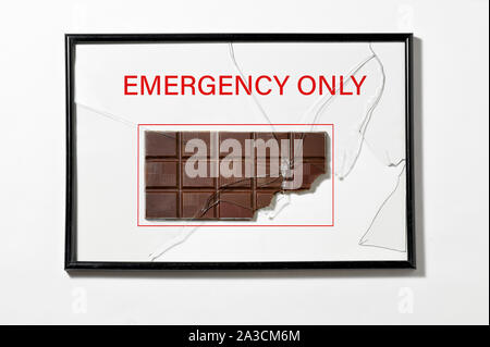 Abstract cioccolato nel cabinet del tubo flessibile di colore rosso di apparecchiature di emergenza Foto Stock