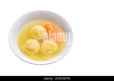 Pane azzimo tradizionale zuppa a sfera.Bianco ciotola con autentica matzo sfera gusto pollo zuppa calda isolati su sfondo bianco. Cibo ebreo per la Pasqua e ogni giorno. Foto Stock