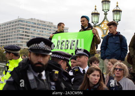 Londra, Regno Unito. 07 ott 2019. Manifestanti tenere un banner durante la dimostrazione.estinzione della ribellione manifestanti cominciano il loro due settimane di azione a Londra per chiedere al governo di agire sul cambiamento climatico. Credito: SOPA Immagini limitata/Alamy Live News Foto Stock