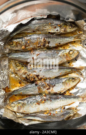 Cornish sardine, Sardina pilchardus, acquistato da un supermercato nel Regno Unito e in grigliato in un forno di alogeno con finocchio e burro alle erbe. Nel Regno Unito la sardina Foto Stock