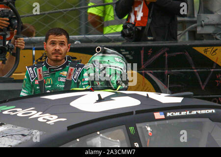 Dover, DE, STATI UNITI D'AMERICA. 6 Ottobre, 2019. KYLE LARSON (42) del Chip Ganassi Racing vince il monster energy 400 NASCAR cup series playoff gara Domenica, Ottobre 06, 2019, a Dover International Speedway di Dover, DE Credito: Saquan Stimpson/ZUMA filo/Alamy Live News Foto Stock