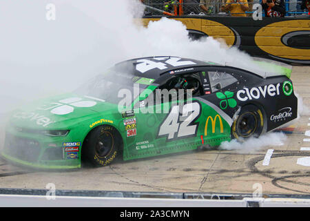 Dover, DE, STATI UNITI D'AMERICA. 6 Ottobre, 2019. KYLE LARSON (42) del Chip Ganassi Racing vince il monster energy 400 NASCAR cup series playoff gara Domenica, Ottobre 06, 2019, a Dover International Speedway di Dover, DE Credito: Saquan Stimpson/ZUMA filo/Alamy Live News Foto Stock