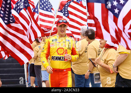 Dover, DE, STATI UNITI D'AMERICA. 6 Ottobre, 2019. JOEY LOGANO (22) del Team Penske è introdotto prima del monster energy 400 NASCAR cup series playoff gara Domenica, Ottobre 06, 2019, a Dover International Speedway di Dover, DE Credito: Saquan Stimpson/ZUMA filo/Alamy Live News Foto Stock