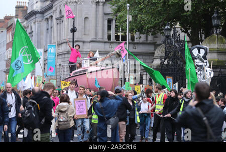 I dimostranti fuori Leinster House durante una ribellione di estinzione (XR) dimostrazione a Dublino, Irlanda. Foto Stock