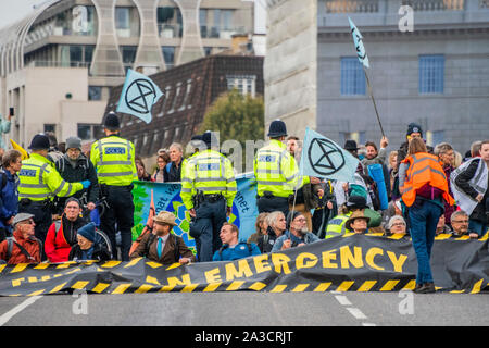 Londra, Regno Unito. 07 ott 2019. Bloccare Lambeth Bridge - estinzione della ribellione avviare l'azione di ottobre che si bloccano strade nel centro di Londra per un massimo di due settimane. Essi sono sottolineando nuovamente l'emergenza climatica, in una corsa contro il tempo per salvare il mondo da una catastrofe climatica. Questa è una parte del continuo ER e altre proteste di domanda di azione da parte del governo del Regno Unito sul clima di "crisi". L'azione è parte di un internazionale coordinato di protesta. Credito: Guy Bell/Alamy Live News Foto Stock