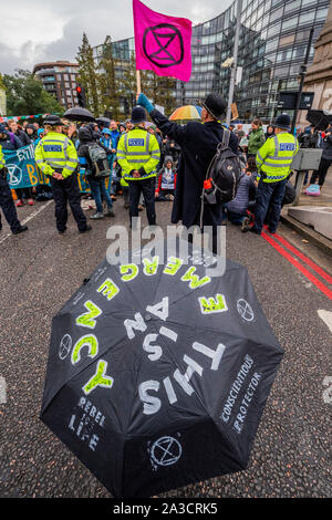 Londra, Regno Unito. 07 ott 2019. Bloccare Lambeth Bridge - estinzione della ribellione avviare l'azione di ottobre che si bloccano strade nel centro di Londra per un massimo di due settimane. Essi sono sottolineando nuovamente l'emergenza climatica, in una corsa contro il tempo per salvare il mondo da una catastrofe climatica. Questa è una parte del continuo ER e altre proteste di domanda di azione da parte del governo del Regno Unito sul clima di "crisi". L'azione è parte di un internazionale coordinato di protesta. Credito: Guy Bell/Alamy Live News Foto Stock