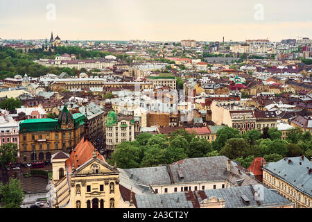 Lviv, Ucraina - 20 Maggio 2019: Vista del vecchio Lviv. Colore brillante di tetti di case nel centro storico della città. Foto Stock